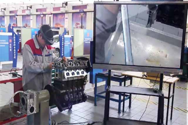 学校hololens开发项目：汽车发动机检修混合现实（MR）教学